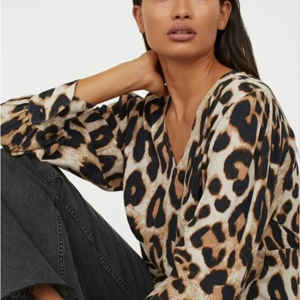 H&M Womens Blouse Size XXL Leopard Print Long Sleeve V-neck NWT - Picture 3 of 10